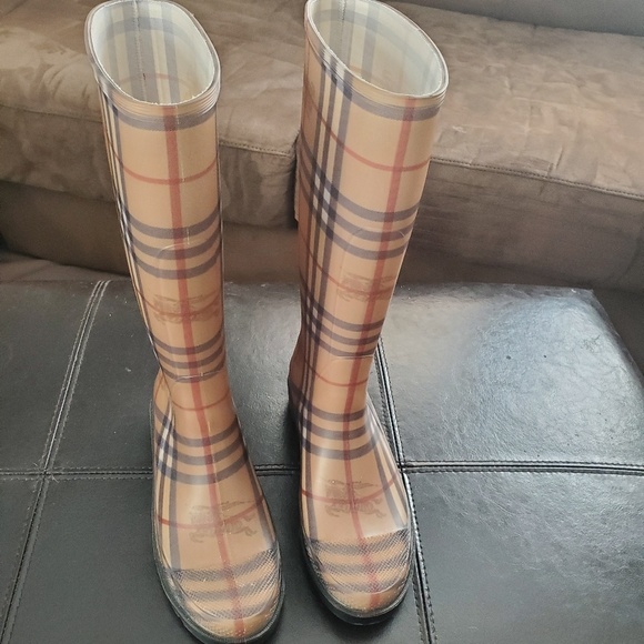 COPY - Burberry Boots, 100% Authentic. - Picture 1 of 3